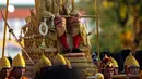 Raja Thailand Maha Vajiralongkorn diarak menggunakan tandu keliling Kota Bangkok, Thailand, Minggu (5/5/2019). Raja Vajiralongkorn yang bergelar Rama X dari Dinasti Chakri mengenakan jubah berhiaskan berlian. (AP Photo/Wason Wanichorn)