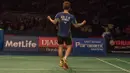 Usai laga, tak lupa Lee Yong-dae menyapa para penonton yang sepanjang laga sudah memberinya semangat tambahan sehingga berbuah kemenangan. (Bola.com/Vitalis Yogi Trisna)