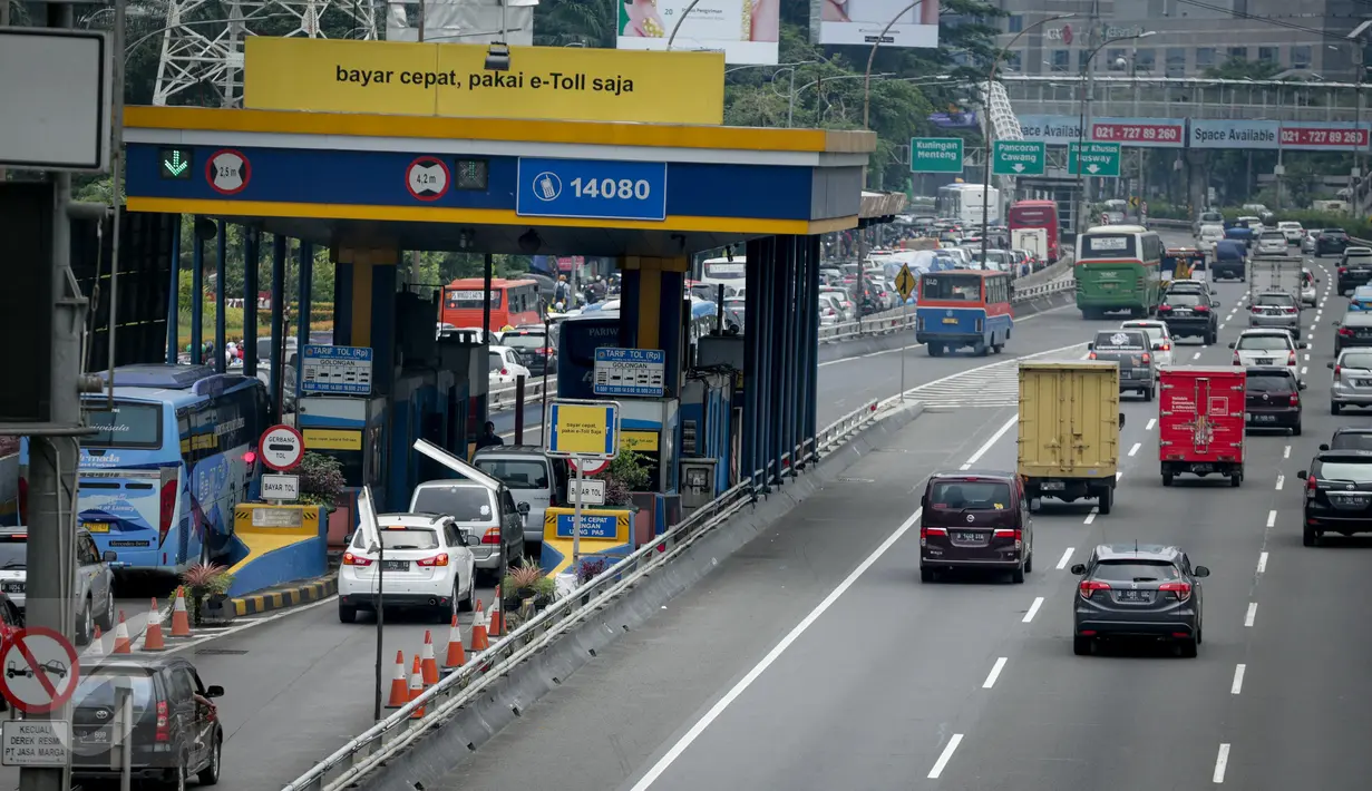 Sejumlah kendaraan melintasi tol Semanggi 2, Jakarta, Selasa (14/3). Badan Pengatur Jalan Tol (BPJT) Kementerian PUPR menargetkan seluruh gerbang tol di Indonesia akan menerapkan transaksi pembayaran nontunai. (Liputan6.com/Faizal Fanani)