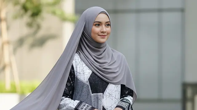 Model Gamis Batik Mix Tile Brokat Tanpa Berlebihan