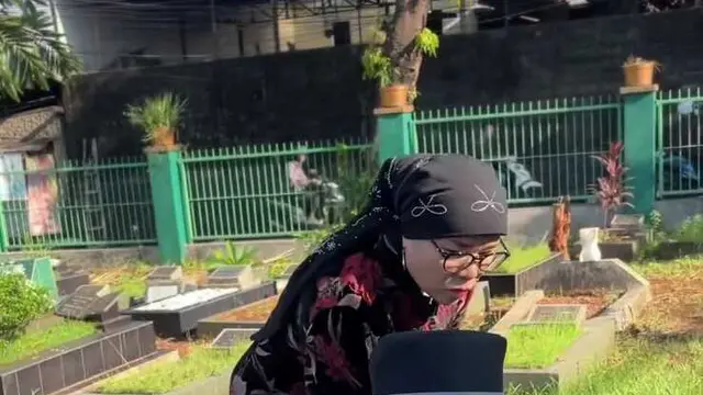 Momen Gala Sky Ziarah ke Makam Orang Tua/ Instagram @galaasky