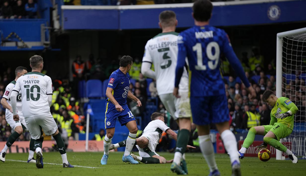 Pada menit ke-41 Chelsea akhirnya menyamakan skor 1-1. Gol dicetak lewat sepakan tumit Cesar Azpilicueta (tengah) meneruskan umpan datar Mason Mount. Skor 1-1 bertahan hingga babak pertama usai. (AP/Matt Dunham)