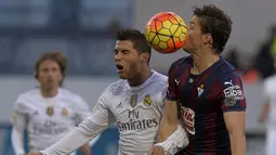 Pemain Real Madrid, Cristiano Ronaldo, berebut bola dengan pemain Eibar, Aleksandar Pantic pada laga Liga Spanyol di Estadio Municipal de Ipurua, Spanyol, Minggu (29/11/2015). (Reuters/Vincent West)