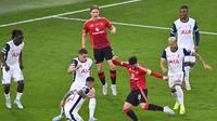 Aksi Bruno Fernandes dalam laga&nbsp;Tottenham vs Manchester United di final Liga Europa 2024/2025, Kamis (22/5/2025).&nbsp;(AP Photo/Miguel Oses)
