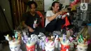 Pengrajin sedang menyelesaikan ondel-ondel hiasan yang terbuat dari limbah plastik botol di Kampung Sawah Lama, Ciputat, Tangerang Selatan, banten, Jumat (4/9/2020). Dalam satu hari perajin bisa menyelesaikan 30 biji kerajinan ondel-ondel budaya khas Betawi. (merdeka.com/Dwi Narwoko)