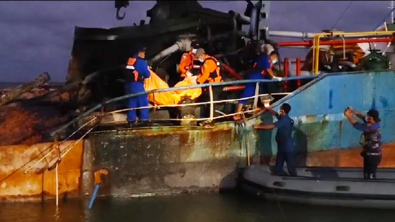 Petugas mengavukasi korban tewas dalam insiden kebakaran 2 kapal di Lamongan. (Foto: Liputan6.com/Dian Kurniawan)