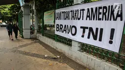 Sebuah spanduk bertulisan "Kami Tidak Takut Amerika Bravo TNI" terpampang di pagar Stasiun Gambir, Jakarta, Senin (23/10). Pemasangan spanduk ini diduga terkait undangan Panglima TNI yang ditolak masuk AS. (Liputan6.com/Faizal Fanani)