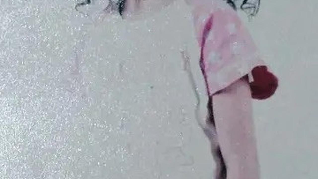 Aura bintang Ummi sudah terlihat sejak kecil. Ia tampak sangat akrab dengan kamera meski usianya masih sangat muda.