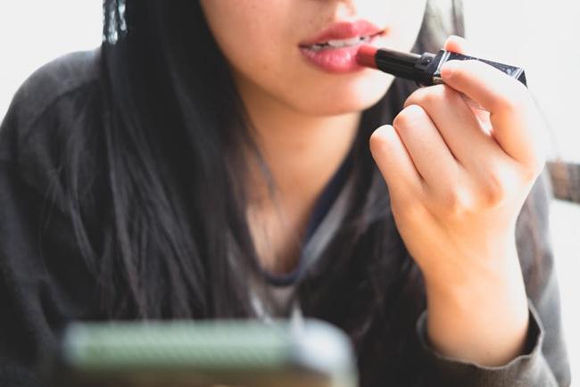 Selain mempercantik penampilan, warna lipstik juga bisa menebak kepribadian kamu/copyright pexels.com