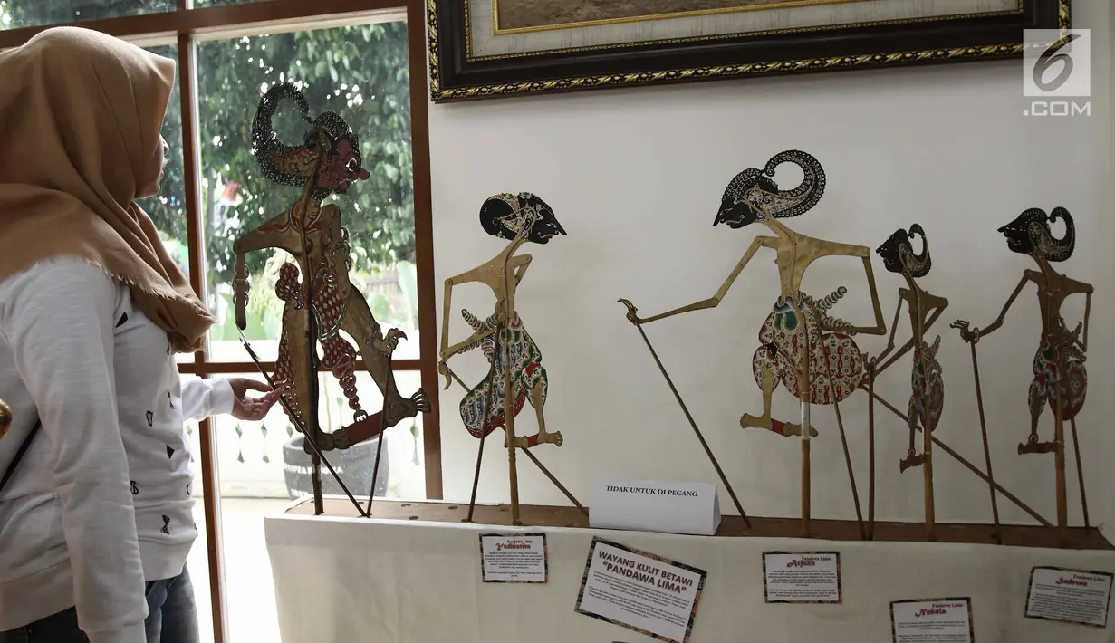  Koleksi wayang kulit Betawi yang ada di Museum Betawi dipamerkan selama Festival Lebaran Betawi 2017 di Setu Babakan, Jakarta Selatan, Sabtu (29/7). Berbagai senjata tradisional hingga alat musik trombon ikut dipamerkan. (Liputan6.com/Herman Zakharia)