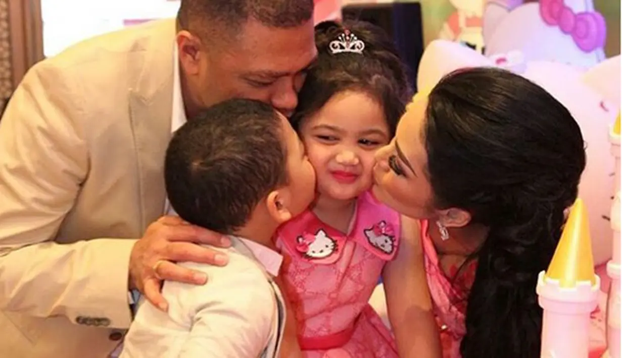 Diva pop Indonesia, Krisdayanti baru saja merayakan ulang tahun kelima putri sulungnya dari pernikahannya dengan Raul Lemos. Sebenarnya, Arianha Amora Lemos atau biasa disapa Amora Lemos ulang tahunnya tepat pada Senin (5/9/2016). (Instagram/raullemos06)