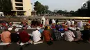 Umat Islam melakukan Salat Idul Adha 1438 H di Pelataran Masjid Istiqal, Jakarta, Jumat (1/9). Umat Islam di seluruh dunia merayakan Hari Raya Idul Adha tepat hari ini dengan berkurban dan menyembelih hewan. (Liputan6.com/Johan Tallo)