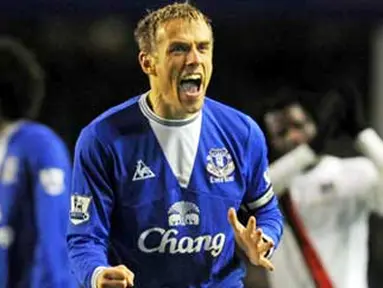 Selebrasi kapten Everton, Phil Neville seusai kemenangan timnya dari Manchester City di laga lanjutan EPL yang berlangsung di Goodison Park, Liverpool, 16 Januari 2010. Everton unggul 2-0. AFP PHOTO / MARTIN ELLIOTT 