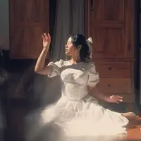 Pesona Nadin Amizah dalam Balutan Busana Vintage. (Sumber: Instagram/cakecaine)