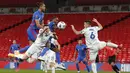 Dominic Calvert-Lewin dan Raheem Sterling dari Inggris melompat untuk menyundul bola melewati pemain San Marino, Andrea Grandoni dan Dante Carlos Rossi pada laga kualifikasi Piala Dunia 2022 Grup I di Stadion Wembley, Jumat dinihari (26/3/2021). Inggris menang telak 5-0. (Frank Augstein/Pool via AP)