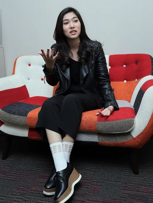 Tidak mau semakin banyak yang menganggapnya jahat dan judes, pemilik album Paradox itu lebih banyak menghabiskan waktu dirumah dengan keluarga. (Deki Prayoga/Bintang.com)