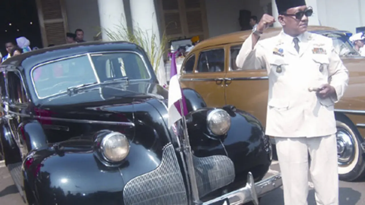 Ilustrasi: Pemeran Soekarno bersama Buick 8