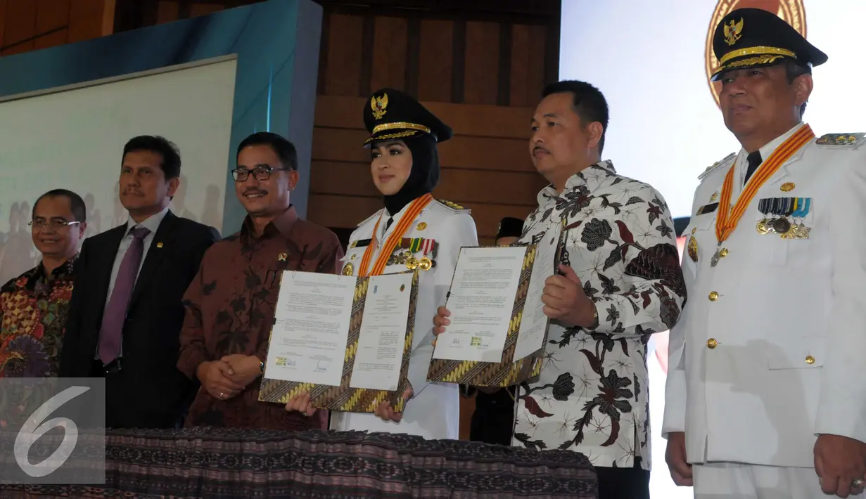 Walikota Tangerang Selatan terpilih Airin Rachmi Diany dan Wakil Walikota Benyamin Davnie menghadiri Rapat Paripurna Istimewa Kota Tangsel, Rabu (20/4). Menteri Agraria & Tata Ruang Fery Mursidan ikut menghadiri acara tersebut. (Liputan6.com/Helmi Afandi)