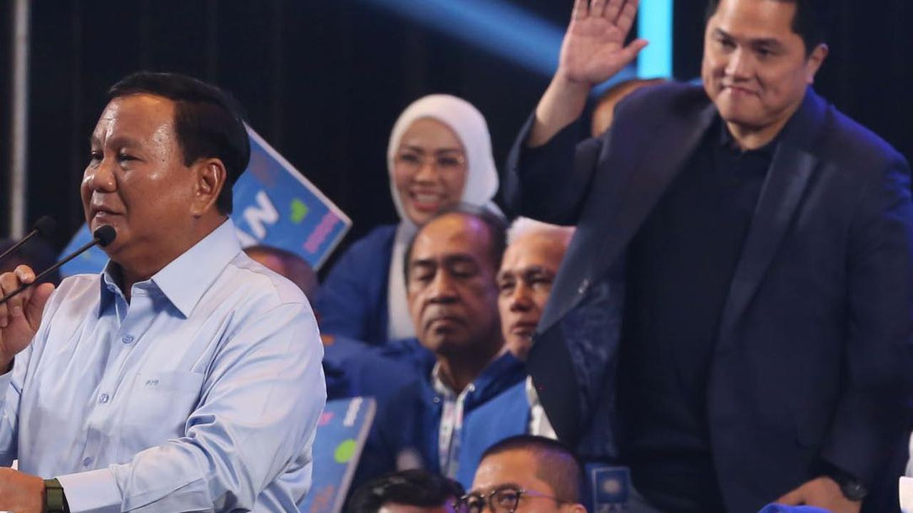 Selain itu ada Menteri BUMN Erick Thohir yang juga hadir menyapa para kader saat Prabowo menyampaikan sambutannya pada acara HUT ke-25 PAN.