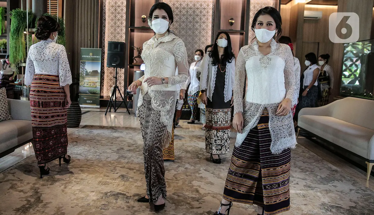 21 Perempuan dari berbagai profesi berkerjasama dengan Belantara Budaya Indonesia menggunakan 21 Wastra mengadakan fashion show dalam acara memperingati Hari Kartini, di Jakarta, Rabu (21/04/2021). (Liputan6.com/Johan Tallo)
