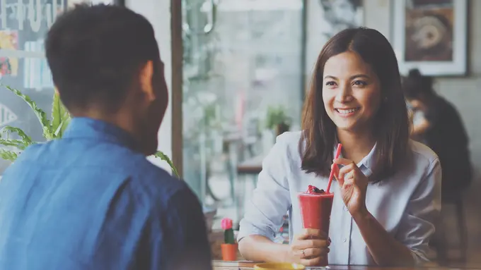 perempuan dan pasangan 11 juli kafe