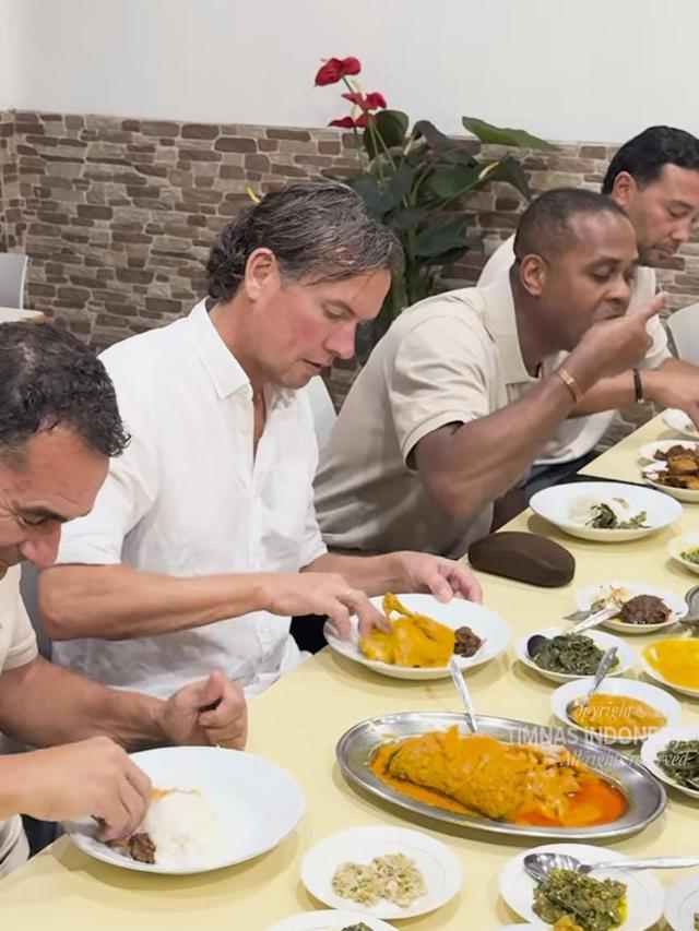 Patrick Kluivert, Gerald Vanenburg, Denny Landzaat, dan Alex Pastoor menikmati masakan padang
