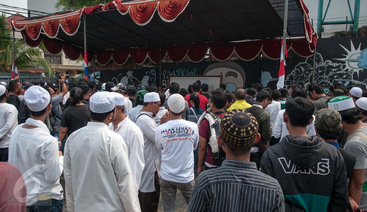 Warga melihat proses penghitungan suara Pilkada DKI 2017 di TPS 17, Petamburan, Tanah Abang, Jakarta, Rabu (19/4). Hari ini warga Jakarta memberikan hak suara dengan memilih salah satu dari dua pasangan Cagub dan Cawagub. (Liputan6.com/Gempur M Surya)