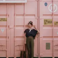 Outfit kasual dan preppy ala Claradevi ini bisa kamu jadikan inspirasi untuk ke kantor atau kampus. Sentuhan vintage bisa kamu dapatkan dengan menambahkan scarf dan belt. (Instagram.com/lucedaleco).