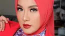 <p>Elma Theana cantik memesona dengan makeup bold, lipstik merah, dan hijab yang senada. Sedangkan untuk outfit, Elma Theana memilih work wear dengan blazer merah dan kemeja bermotif cantik bernuansa biru. Foto: Instagram.</p>