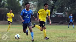 Penyerang PBR, Yongki Aribowo (kedua kiri) menggiring bola saat uji coba dengan Villa 2000 di Lapangan ISCI, Ciputat, Tangerang, Kamis (5/11/2015). Laga ini persiapan PBR menghadapi turnamen Piala Jenderal Sudirman. (Liputan6.com/Helmi Fithriansyah) 