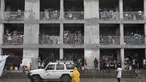 Pengungsi melihat ke halaman dalam sekolah tempat mereka berlindung akibat kekerasan geng, saat hujan akibat Badai Tropis Franklin di Port-au-Prince, Haiti, Rabu, 23 Agustus 2023. (AP Photo/ Odelyn Joseph)