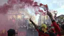 Sejumlah buruh menyalakan bom asap saat menutup aksi Hari Buruh Internasional di Jalan Medan Merdeka Barat, Jakarta, Rabu (5/1/2019). Buruh dari berbagai organisasi merayakan Hari Buruh Internasional di Kawasan Silang Barat Daya Monas. (Liputan6.com/Helmi Fithriansyah)