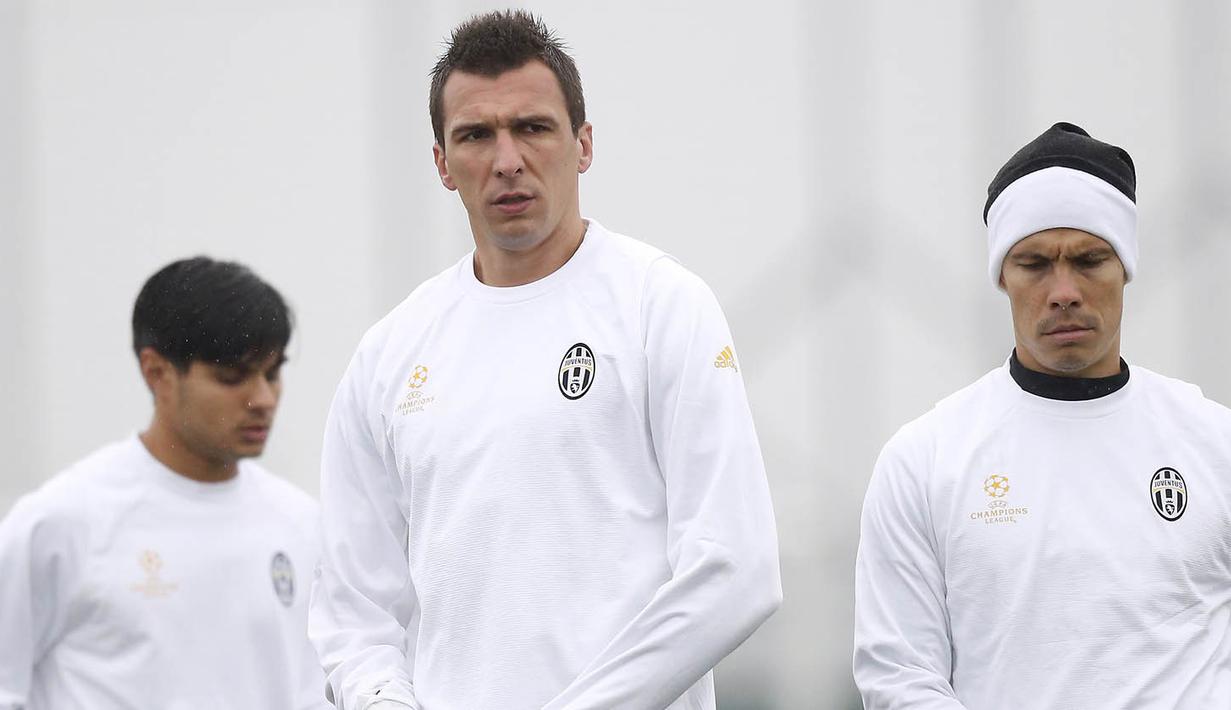 Pemain Juventus, Mario Mandzukic dan Anderson Hernanes berlatih jelang laga Liga Champions melawan Sevilla di Vinovo, Italia, Senin (21/11/2016). Laga Juve lawan Sevilla akan berlangsung pada Rabu (22/11) dini hari WIB. (AFP/Marco Bertorello)