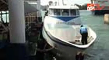 Akibat gelombang tinggi dan angin kencang aktivitas penyeberangan di Selat Sunda terganggu. Di Pelabuhan Bakauheni Lampung, kapal cepat sempat tidak beroperasi. 