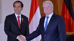 Presiden Jokowi berjabat tangan dengan Presiden Jerman Joachim Gauck, Jerman, Senin (18/4). Presiden Gauck menilai Presiden Jokowi merupakan presiden yang progresif yang mampu membawa Indonesia maju secara politik dan ekonomi. (Biro Pers Setpres)