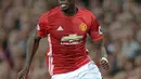 Tampil pada laga perdana setelah balik ke Manchester United, Paul Pogba memilih warna blonde untuk rambutnya. (AFP/Oli Scarff)