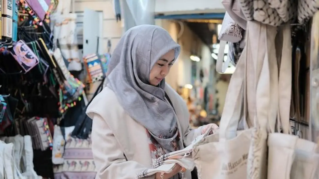 Potret Oki Setiana Dewi Asyik Belanja di Pasar Khan El Khalili. (instagram/okisetianadewi)