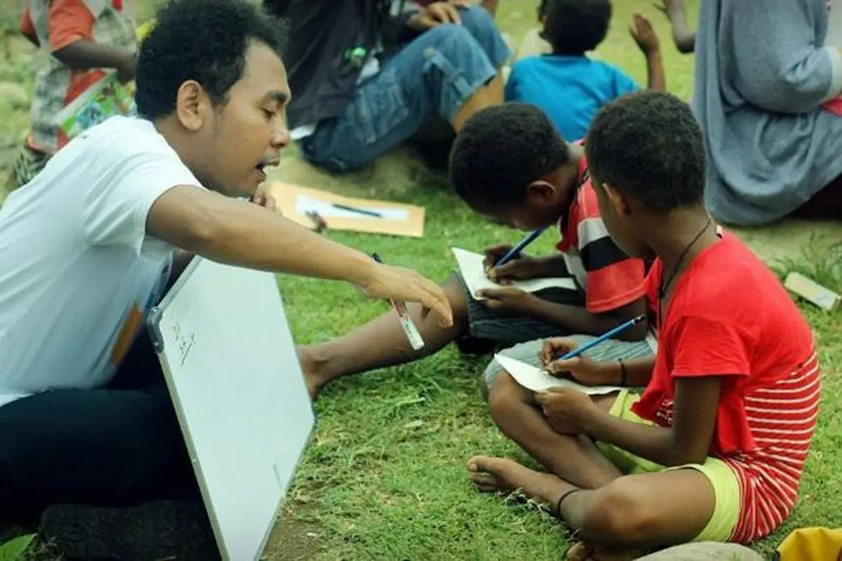 Staf Khusus Presiden RI Bidang Inovasi dan Pendidikan Billy Mambrasar bersama anak-anak Indonesia Timur. (Istimewa)