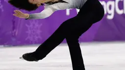 Atlet figure skating dari Korea Selatan, Cha Junhwan melakukan gerakan saat berlaga di final Olimpiade Musim Dingin 2018 di Gangneung Ice Arena, Korea Selatan (17/2). (AP Photo / David J. Phillip)