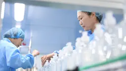 Para staf bekerja di lini produksi sebuah perusahaan kosmetik di Wilayah Daixi, Kota Huzhou, Provinsi Zhejiang, China timur (9/6/2020). saat ini Daixi menjadi rumah bagi 103 perusahaan yang mengolah bahan baku, menghasilkan produk, dan mengembangkan pariwisata. (Xinhua/Weng Xinyang)