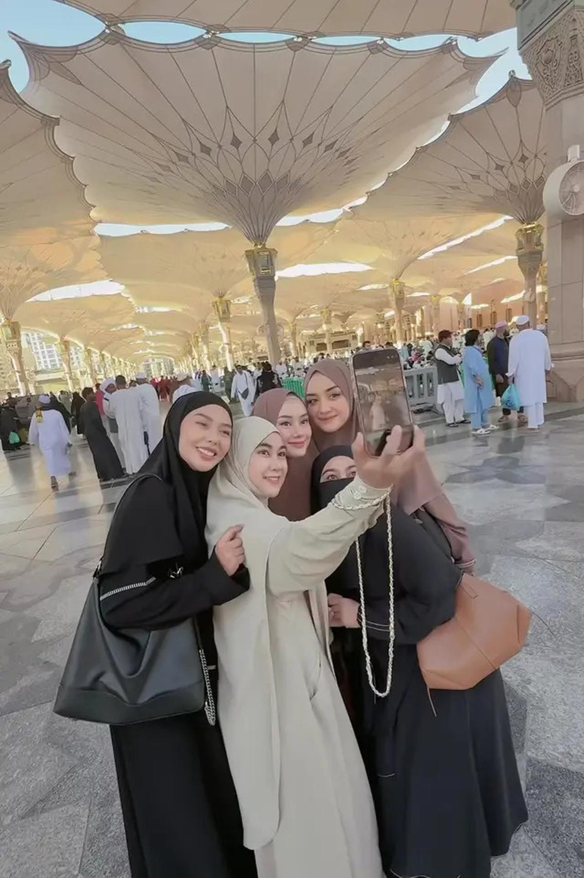 7 Momen Seru Geng Butterfly Kumpul di Madinah, Dinda Hauw Hingga Dara Arafah