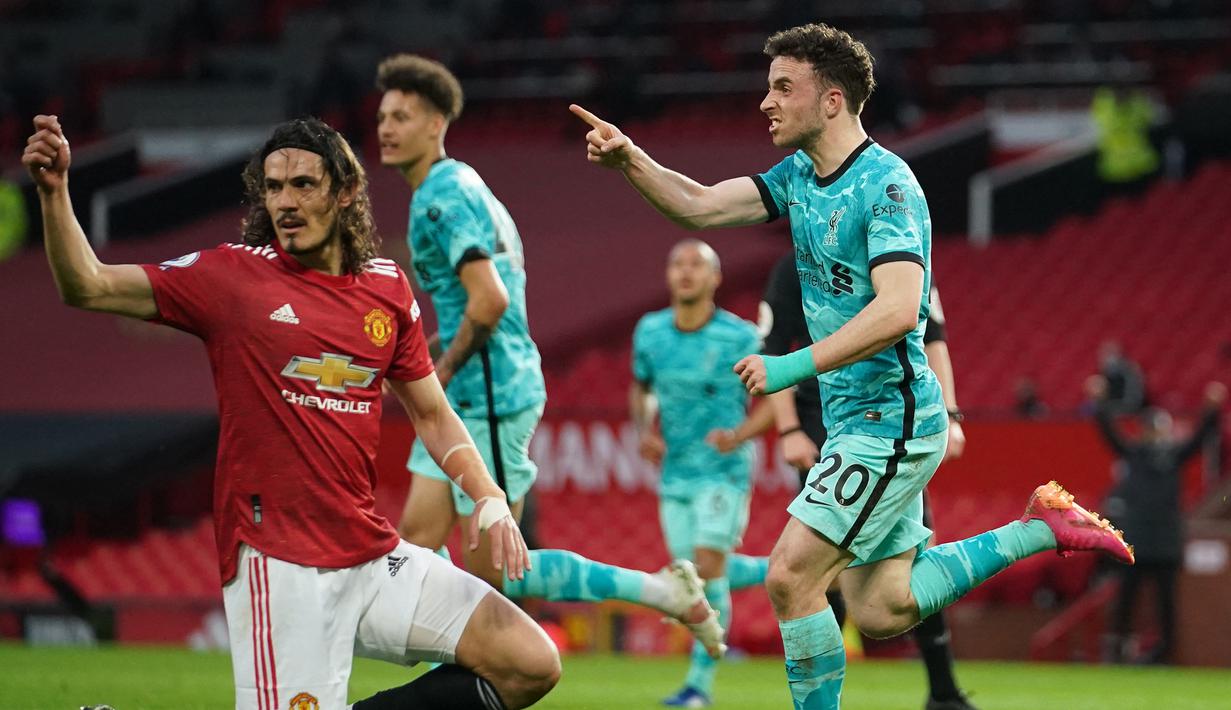 Striker Liverpool, Diogo Jota (kanan) melakukan selebrasi usai mencetak gol pertama Liverpool ke gawang Manchester United dalam laga lanjutan Liga Inggris 2020/2021 pekan ke-35 di Old Trafford, Kamis (13/5/2021). Liverpool menang 4-2 atas Manchester United. (AFP/Dave Thompson/Pool)