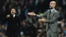 Pelatih Manchester City, Pep Guardiola, memberikan arahan kepada anak asuhnya saat melawan Barcelona pada laga Liga Champions di Stadion Ettihad, Inggris, Selasa (1/11/2016). City menang 3-1 atas Barcelona. (AFP/Oli Scarff)