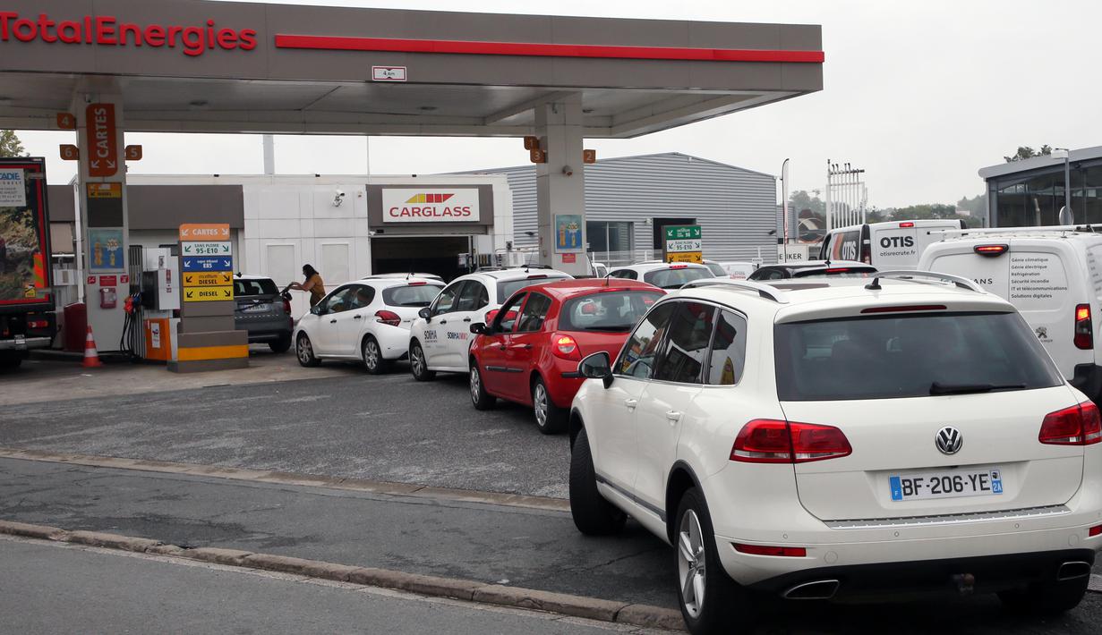 Pengemudi berbaris saat mereka menunggu untuk membeli bensin di Bayonne, Prancis barat daya, Selasa (11/10/2022). Aksi mogok kerja di sejumlah kilang minyak utama di Prancis berlanjut, memicu kepanikan terkait bahan bakar minyak (BBM) di negara tersebut. (AP Photo/Bob Edme)