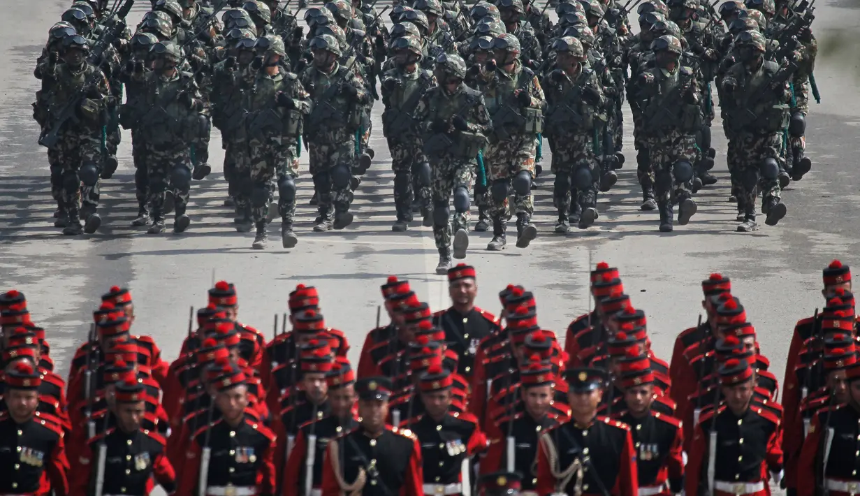 Sejumlah tentara Nepal saat latihan baris-berbaris jelang Hari Tentara Nepal di Kathmandu, Nepal, (22/2).  Hari Tentara Nepal dirayakan setiap tahun pada 24 Februari. (AP Photo/Niranjan Shrestha)