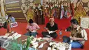 Sejumlah pengrajin memperlihatkan cara membuat wayang golek di Festival Naskah Nusantara, Perpustakaan Nasional, Jakarta (14/9/2015). (Liputan6.com/ Gempur M Surya)