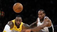LeBron James berduel dengan Kawhi Leonard pada NBA Spesial Natal 2019 (AP)