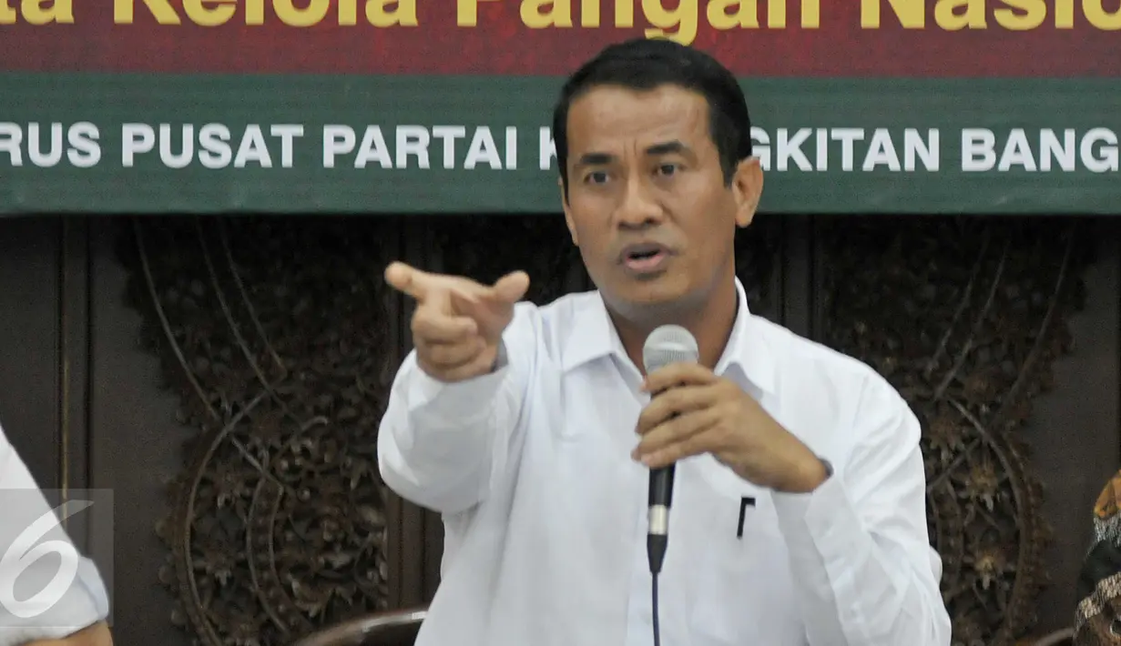 Mentan Amran Sulaiman saat menjadi pembicara pada diskusi ‘Lebaran Menjelang Harga Menjulang’ di Aula Gus Dur, Jakarta, Kamis (25/6/2015). Amran menjelaskan tentang kendala yang dialami lembaga yang dipimpinnya. (Liputan6.com/Johan Tallo)
