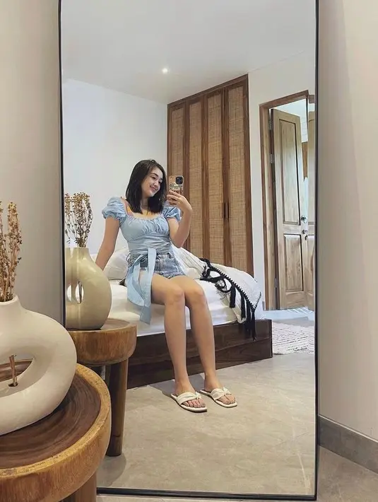 <p>Penampilan barunya ini membuatnya terlihat lebih dewasa dan fresh. (Instagram/rantymaria).</p>