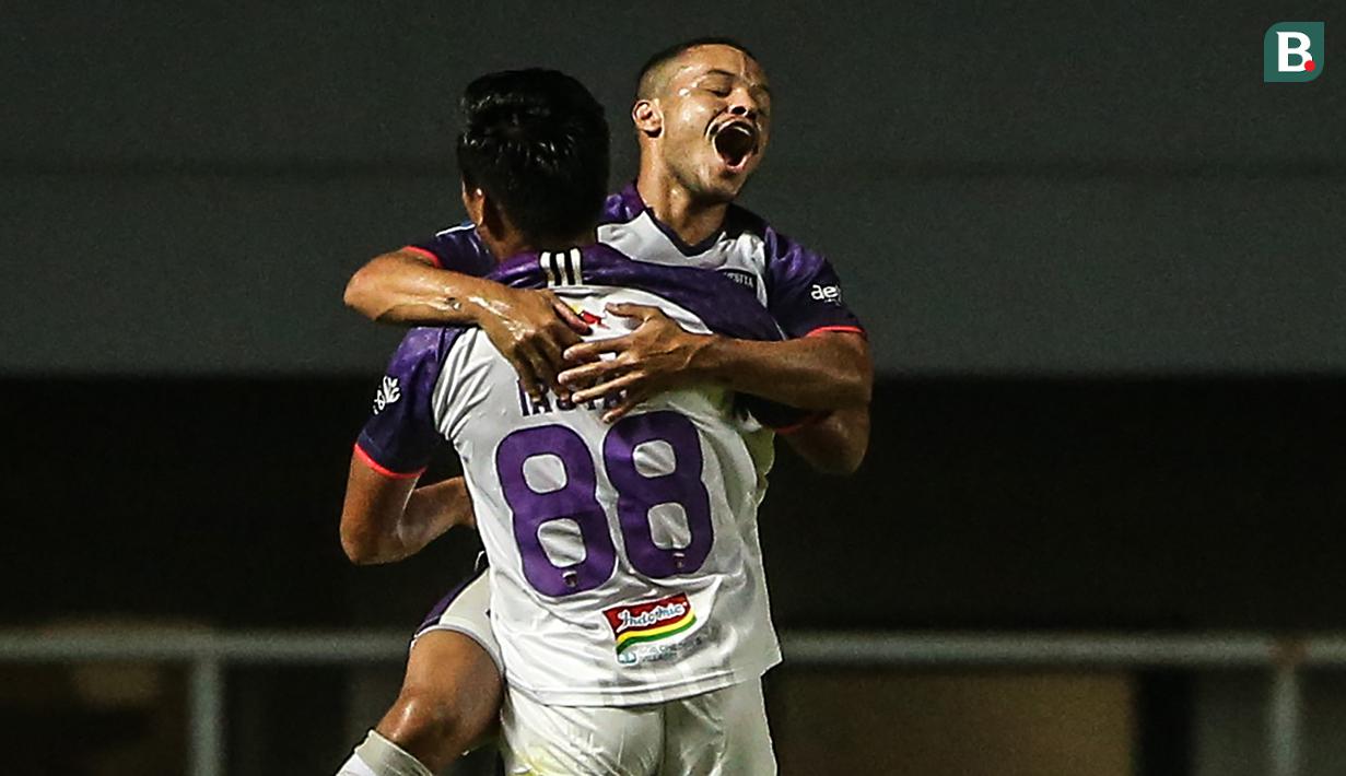Persita Tangerang sementara memimpin 2-1 atas Persipura Jayapura hingga babak pertama usai dalam pekan pertama BRI Liga 1 2021/2022 di Stadion Pakansari, Bogor, Sabtu (28/8/2021). Kedua tim silih berganti melakukan serangan sepanjang babak pertama. (Foto: Bola.com/Bagaskara Lazuardi)